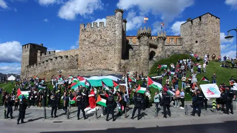 Manifestantes contra el genocidio en Gaza al paso de la Vuelta Ciclista a España por Ponferrada. (Foto: César Hornija)