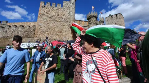 Pitos, pancartas y momentos de tensión policial acompañaron el paso del pelotón por Ponferrada. Fotos: César Hornija