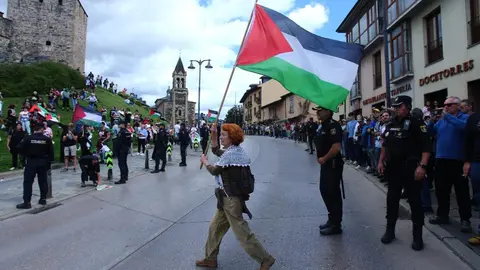 Pitos, pancartas y momentos de tensión policial acompañaron el paso del pelotón por Ponferrada. Fotos: César Hornija