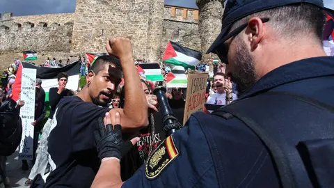 Manifestantes contra el genocidio en Gaza al paso de la Vuelta Ciclista a España por Ponferrada. (Foto: César Hornija)
