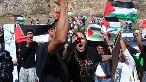 Manifestantes contra el genocidio en Gaza al paso de la Vuelta Ciclista a España por Ponferrada. (Foto: César Hornija)