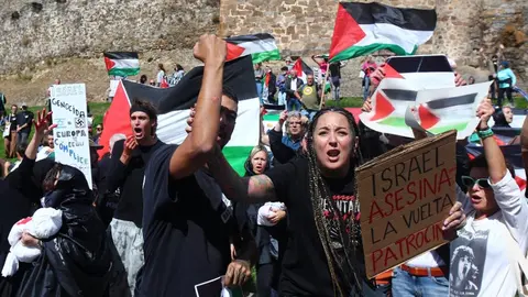 Manifestantes contra el genocidio en Gaza al paso de la Vuelta Ciclista a España por Ponferrada. (Foto: César Hornija)