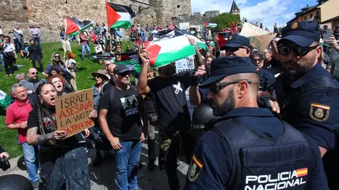 Manifestantes contra el genocidio en Gaza al paso de la Vuelta Ciclista a España por Ponferrada. (Foto: César Hornija)