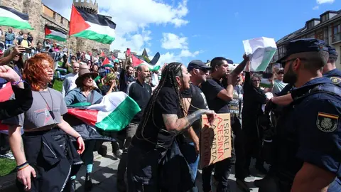 Manifestantes contra el genocidio en Gaza al paso de la Vuelta Ciclista a España por Ponferrada. (Foto: César Hornija)