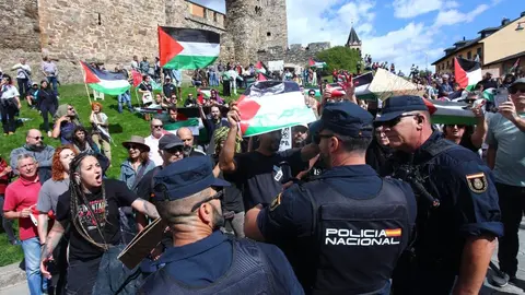 Manifestantes contra el genocidio en Gaza al paso de la Vuelta Ciclista a España por Ponferrada. (Foto: César Hornija)