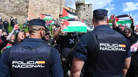 Pitos, pancartas y momentos de tensión policial acompañaron el paso del pelotón por Ponferrada. Fotos: César Hornija