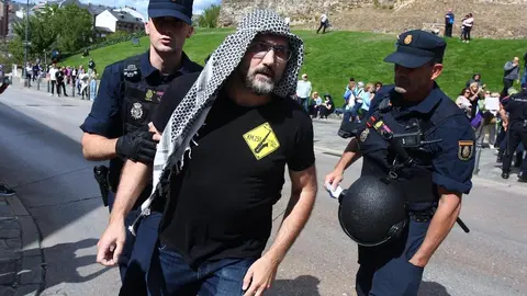 Manifestantes contra el genocidio en Gaza al paso de la Vuelta Ciclista a España por Ponferrada. (Foto: César Hornija)