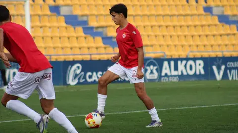 El equipo de Llona se impone al Alcorcón (0-1) con un gol en el minuto 87 y 'suma kilómetros' con la mirada en el Racing de Santander