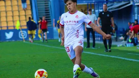 El equipo de Llona se impone al Alcorcón (0-1) con un gol en el minuto 87 y 'suma kilómetros' con la mirada en el Racing de Santander