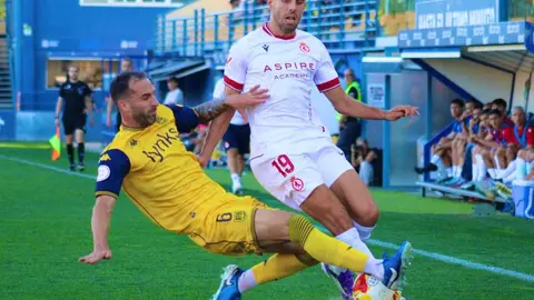 El equipo de Llona se impone al Alcorcón (0-1) con un gol en el minuto 87 y 'suma kilómetros' con la mirada en el Racing de Santander