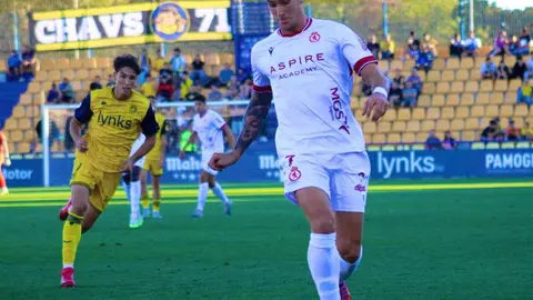 El equipo de Llona se impone al Alcorcón (0-1) con un gol en el minuto 87 y 'suma kilómetros' con la mirada en el Racing de Santander