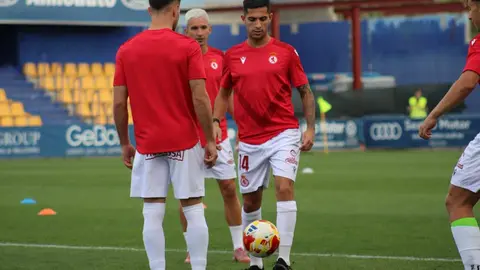 El equipo de Llona se impone al Alcorcón (0-1) con un gol en el minuto 87 y 'suma kilómetros' con la mirada en el Racing de Santander
