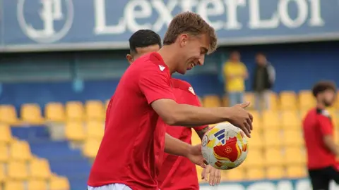El equipo de Llona se impone al Alcorcón (0-1) con un gol en el minuto 87 y 'suma kilómetros' con la mirada en el Racing de Santander