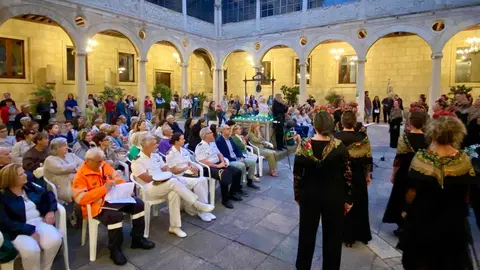 La programación se completó con un recital poético en el patio del Palacio de los Guzmanes a cargo de Marcelo Tettamanti y Ana Ibis, además de la intervención del coro Femenino Coral y de la cantautora Isamil9.