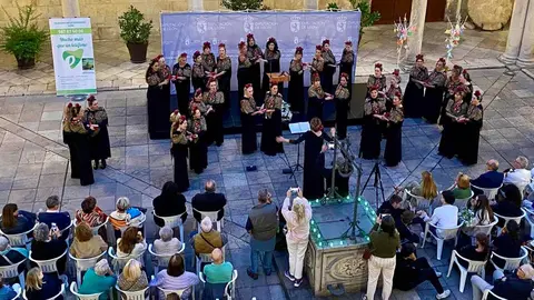 La programación se completó con un recital poético en el patio del Palacio de los Guzmanes a cargo de Marcelo Tettamanti y Ana Ibis, además de la intervención del coro Femenino Coral y de la cantautora Isamil9.