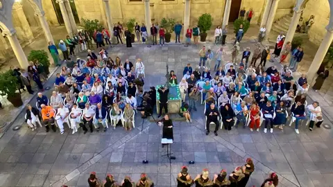 La programación se completó con un recital poético en el patio del Palacio de los Guzmanes a cargo de Marcelo Tettamanti y Ana Ibis, además de la intervención del coro Femenino Coral y de la cantautora Isamil9.