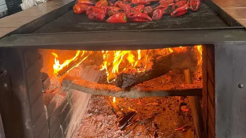 En el obrador del Palacio de Canedo, Prada a Tope ya ha comenzado la elaboración de los pimientos asados del Bierzo, “cosechados aquí en El Bierzo, nunca de otro sitio”, según explican desde la emblemática firma.