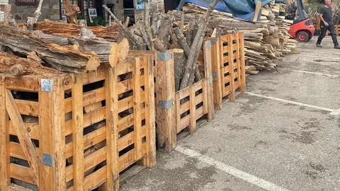 En el obrador del Palacio de Canedo, Prada a Tope ya ha comenzado la elaboración de los pimientos asados del Bierzo, “cosechados aquí en El Bierzo, nunca de otro sitio”, según explican desde la emblemática firma.