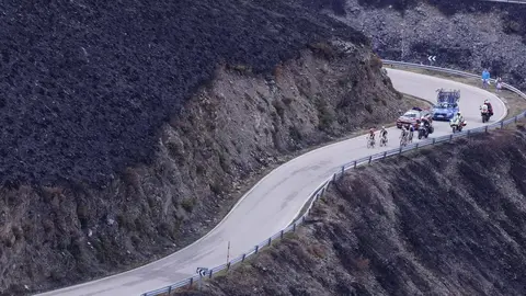 El Alto del Morredero, escenario final de la decimoséptima etapa de La Vuelta a España 2025, ofreció este miércoles unas imágenes impactantes. El fuego que arrasó la comarca de Llamas de Cabrera ha transformado un paraje verde y lleno de vida en un paisaje desértico y negro, salpicado por algunos árboles y matojos que recuerdan la riqueza natural que antes albergaba el monte.