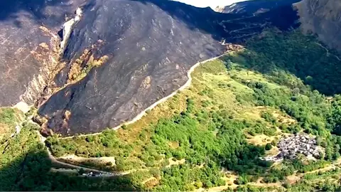 El Alto del Morredero, escenario final de la decimoséptima etapa de La Vuelta a España 2025, ofreció este miércoles unas imágenes impactantes. El fuego que arrasó la comarca de Llamas de Cabrera ha transformado un paraje verde y lleno de vida en un paisaje desértico y negro, salpicado por algunos árboles y matojos que recuerdan la riqueza natural que antes albergaba el monte.