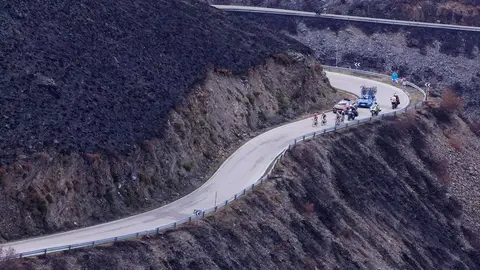 El Alto del Morredero, escenario final de la decimoséptima etapa de La Vuelta a España 2025, ofreció este miércoles unas imágenes impactantes. El fuego que arrasó la comarca de Llamas de Cabrera ha transformado un paraje verde y lleno de vida en un paisaje desértico y negro, salpicado por algunos árboles y matojos que recuerdan la riqueza natural que antes albergaba el monte.