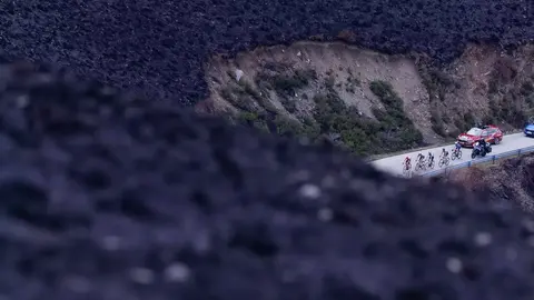 El Alto del Morredero, escenario final de la decimoséptima etapa de La Vuelta a España 2025, ofreció este miércoles unas imágenes impactantes. El fuego que arrasó la comarca de Llamas de Cabrera ha transformado un paraje verde y lleno de vida en un paisaje desértico y negro, salpicado por algunos árboles y matojos que recuerdan la riqueza natural que antes albergaba el monte.
