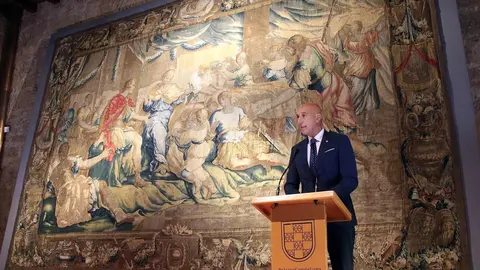 El alcalde de León, José Antonio Diez; la concejala de Acción y Promoción Cultural, Elena Aguado, y la directora de Restauración Textil de la Real Fábrica de Tapices, Verónica García, presentan la restauración del tapiz 'La continencia de Escipión'. (Foto: Peio García)