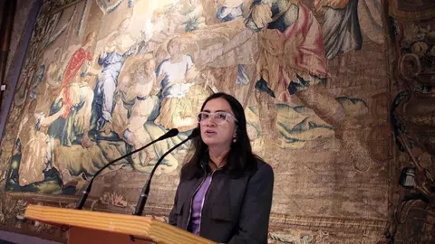 El alcalde de León, José Antonio Diez; la concejala de Acción y Promoción Cultural, Elena Aguado, y la directora de Restauración Textil de la Real Fábrica de Tapices, Verónica García, presentan la restauración del tapiz 'La continencia de Escipión'. (Foto: Peio García)