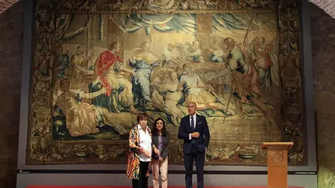 El alcalde de León, José Antonio Diez; la concejala de Acción y Promoción Cultural, Elena Aguado, y la directora de Restauración Textil de la Real Fábrica de Tapices, Verónica García, presentan la restauración del tapiz 'La continencia de Escipión'. (Foto: Peio García)