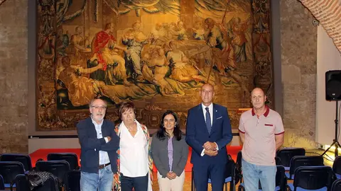 El alcalde de León, José Antonio Diez; la concejala de Acción y Promoción Cultural, Elena Aguado, y la directora de Restauración Textil de la Real Fábrica de Tapices, Verónica García, presentan la restauración del tapiz 'La continencia de Escipión'. (Foto: Peio García)