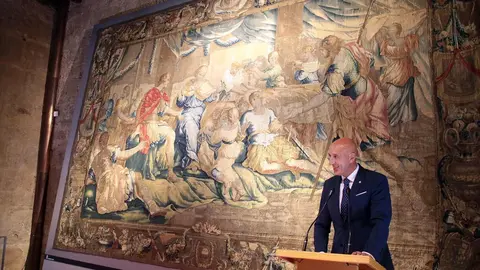 El alcalde de León, José Antonio Diez; la concejala de Acción y Promoción Cultural, Elena Aguado, y la directora de Restauración Textil de la Real Fábrica de Tapices, Verónica García, presentan la restauración del tapiz 'La continencia de Escipión'. (Foto: Peio García)