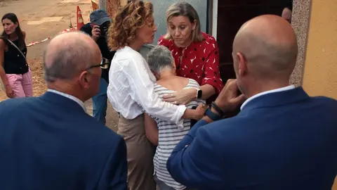 La vicepresidenta de la Junta visita trabajos de desescombro y se reúne con alcaldes afectados por el incendio de Molezuelas de la Carballeda-Castrocalbón. Fotos: Peio García