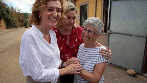 La vicepresidenta de la Junta visita trabajos de desescombro y se reúne con alcaldes afectados por el incendio de Molezuelas de la Carballeda-Castrocalbón. Fotos: Peio García