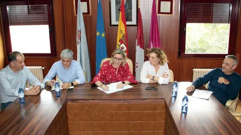 La vicepresidenta de la Junta visita trabajos de desescombro y se reúne con alcaldes afectados por el incendio de Molezuelas de la Carballeda-Castrocalbón. Fotos: Peio García