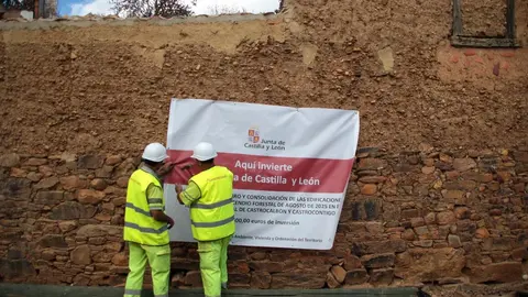 La vicepresidenta de la Junta visita trabajos de desescombro y se reúne con alcaldes afectados por el incendio de Molezuelas de la Carballeda-Castrocalbón. Fotos: Peio García