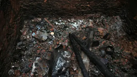 En medio de la desesperación crece la esperanza. Entre el caos, brotes verdes. Las imágenes recogidas por el fotógrafo Peio García en la localidad de Castrocalbón evidencian el duro proceso de reconstrucción tras el atroz fuego de este verano.