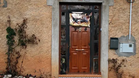 En medio de la desesperación crece la esperanza. Entre el caos, brotes verdes. Las imágenes recogidas por el fotógrafo Peio García en la localidad de Castrocalbón evidencian el duro proceso de reconstrucción tras el atroz fuego de este verano.
