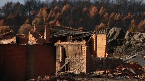 En medio de la desesperación crece la esperanza. Entre el caos, brotes verdes. Las imágenes recogidas por el fotógrafo Peio García en la localidad de Castrocalbón evidencian el duro proceso de reconstrucción tras el atroz fuego de este verano.
