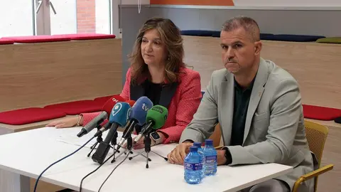 La rectora de la Universidad de León, Nuria González, y el vicerrector de Actividad Académica, Julio Abad, presentan en el curso académico 2025-2026. Fotos: Peio García | Universidad de León
