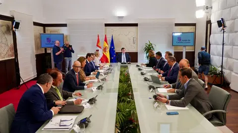 El presidente de la Junta de Castilla y León, Alfonso Fernández Mañueco, mantiene un encuentro con los presidentes de las diputaciones provinciales de la Comunidad. Fotos: Leticia Pérez