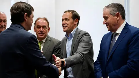 El presidente de la Junta de Castilla y León, Alfonso Fernández Mañueco, mantiene un encuentro con los presidentes de las diputaciones provinciales de la Comunidad. Fotos: Leticia Pérez