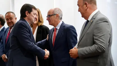El presidente de la Junta de Castilla y León, Alfonso Fernández Mañueco, mantiene un encuentro con los presidentes de las diputaciones provinciales de la Comunidad. Fotos: Leticia Pérez