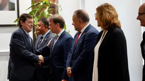 El presidente de la Junta de Castilla y León, Alfonso Fernández Mañueco, mantiene un encuentro con los presidentes de las diputaciones provinciales de la Comunidad. Fotos: Leticia Pérez
