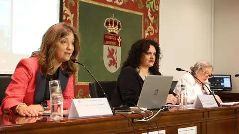 El Seminario de Relaciones Internacionales reúne a 900 participantes y la secretaria de Estado de Migraciones defiende en la ULE la reforma normativa como vía para reforzar los derechos de las personas inmigrantes.