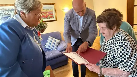 La vecina leonesa, nacida en Sahagún, cumple 100 años en plena forma y recibe la visita del alcalde de León, José Antonio Diez, y de la concejala Lourdes González. Fotos: AytoLeón