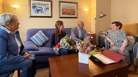 La vecina leonesa, nacida en Sahagún, cumple 100 años en plena forma y recibe la visita del alcalde de León, José Antonio Diez, y de la concejala Lourdes González. Fotos: AytoLeón
