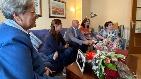 La vecina leonesa, nacida en Sahagún, cumple 100 años en plena forma y recibe la visita del alcalde de León, José Antonio Diez, y de la concejala Lourdes González. Fotos: AytoLeón