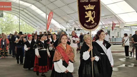 El Centro Leonés Virgen del Camino organiza el acto del Día de León en Valladolid en el marco de la XLII Feria de Folklore y Gastronomía, con la participación de Emilio Martínez y Carlos Pollán.