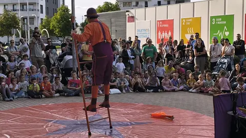 León se rinde al humor callejero con el arranque de ‘Clown en el camino’. El ciclo circense abrió el viernes con una gran afluencia de público y continuará durante el fin de semana con espectáculos en plazas y parques del casco histórico.