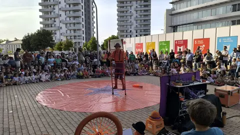 León se rinde al humor callejero con el arranque de ‘Clown en el camino’. El ciclo circense abrió el viernes con una gran afluencia de público y continuará durante el fin de semana con espectáculos en plazas y parques del casco histórico.